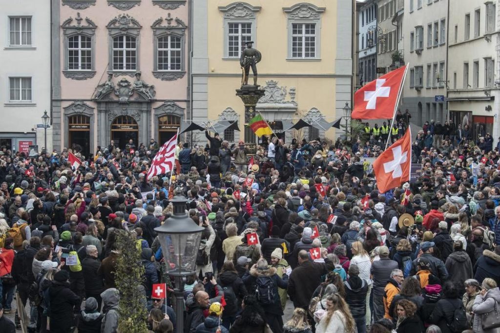 Rund 500 Massnahmen-Kritiker demonstrieren in Schaffhausen