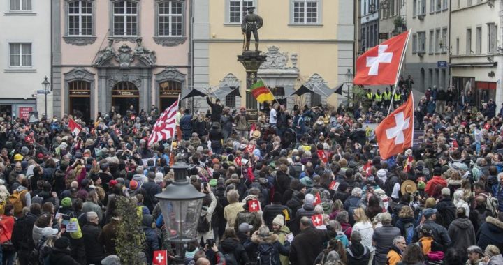 Rund 500 Massnahmen-Kritiker demonstrieren in Schaffhausen