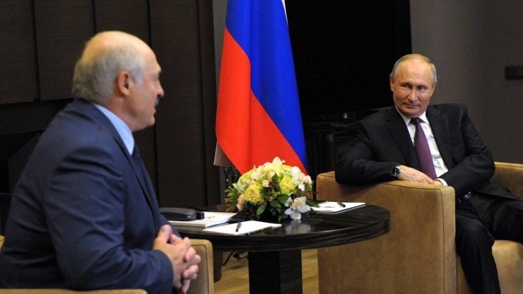 Putin hält demonstrativ seine Hand über Lukaschenko
