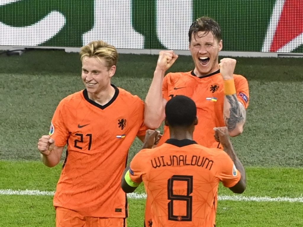 Niederlande zittern sich bei 5-Tore-Spektakel zum Sieg