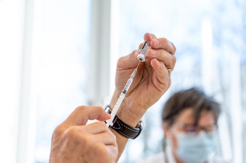 Auslandschweizer sehen sich bei der Impfung benachteiligt