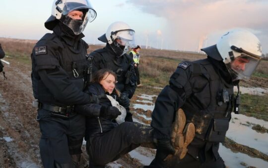 Aktivisten von Polizei festgehalten – darunter Greta Thunberg