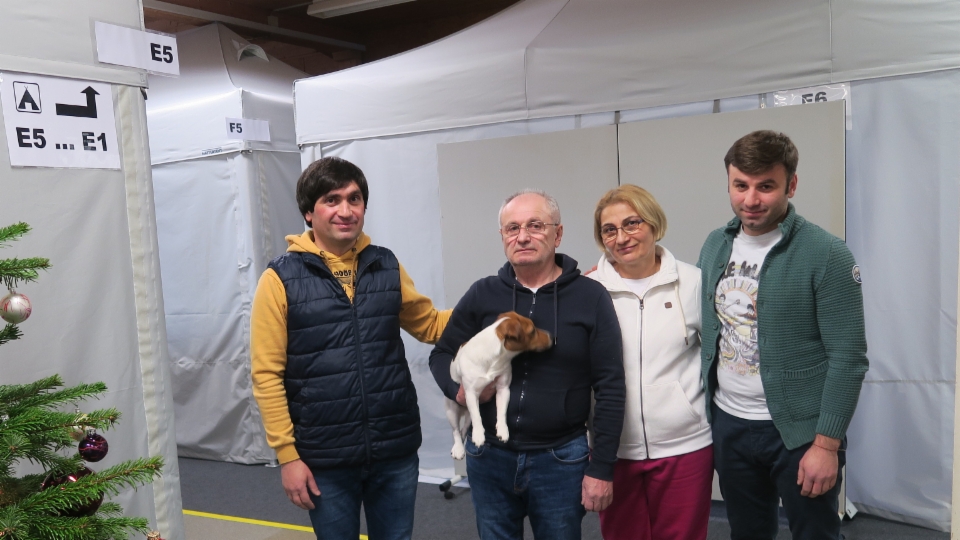 So leben ukrainische Geflüchtete auf dem Indoor-Zeltplatz